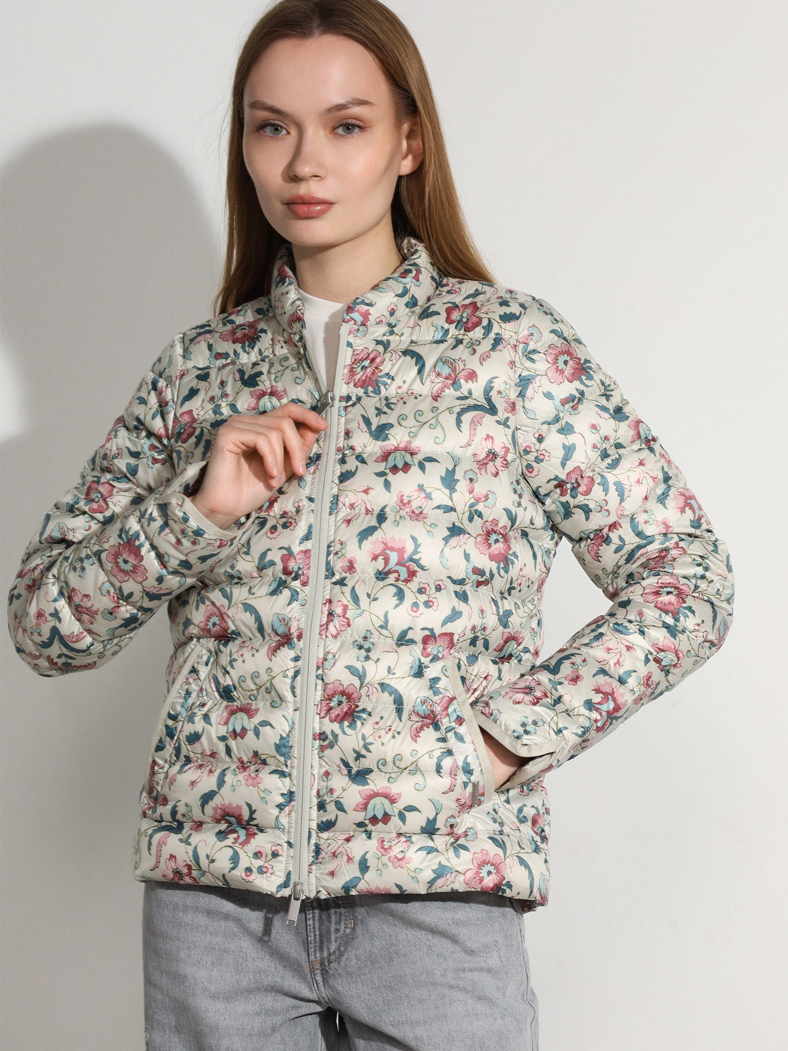 Куртка молочного цвета с цветочным принтом с горизонтальной стежкой